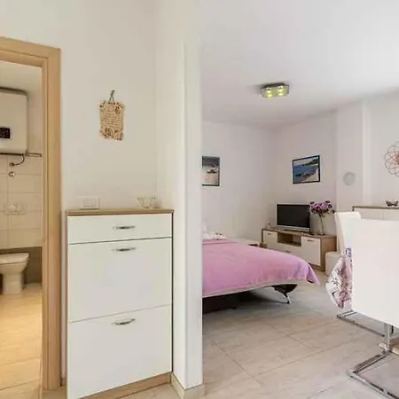 Apartment In Cres/insel 13668 Cres